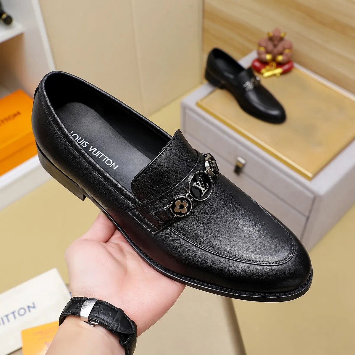 Men's Men's Shoes 💰420 💰[Louis Vuitton] LV high-end business formal leather shoes! ! Luxurious and elegant style, equal emphasis on practicality and style, professional focus on details and quality, counter original 1⃣️: 1⃣️ super accurate reproduction👍🏻! Material: The upper is made of imported original soft 🐂cowhide ➕imported first-layer sheepskin lining. Original anti-slip and wear-resistant outsole! Code number: 39--45, (38.46 custom-made) Large quantities in stock!
